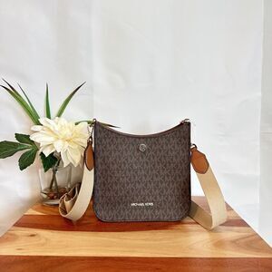 Michael kors Briley Small Logo Messenger Bag‎